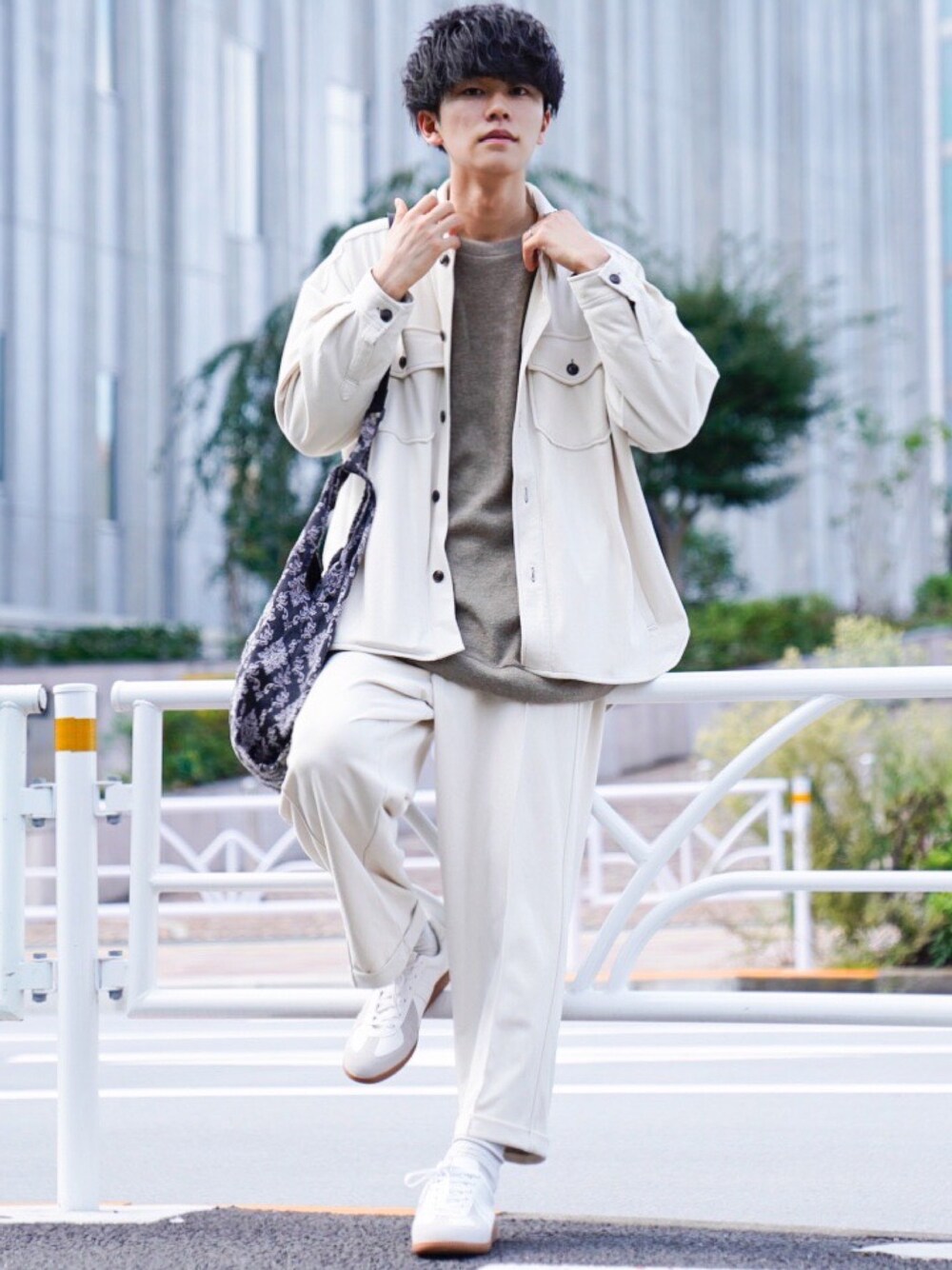 「セットアップ、ホワイト、ショルダーバッグ、ニット、CPOジャケット、アンクルパンツ、くすみカラー、ジャーマントレーナー、ペイズリー、秋服準備はじめました」｜「CASPER JOHNのOver Chief Petty Officer Shirt/オーバーCPOシャツ（シャツ/ブラウス、ホワイト系）」を使った、KAIさん（メンズ・183cm）の秋コーディネートの1枚目の写真