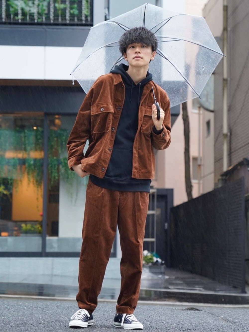 ブラウン系のブルゾン、ブラック系のパーカー、ブラウン系のスラックスを着用したメンズの秋コーディネートの1枚目の写真