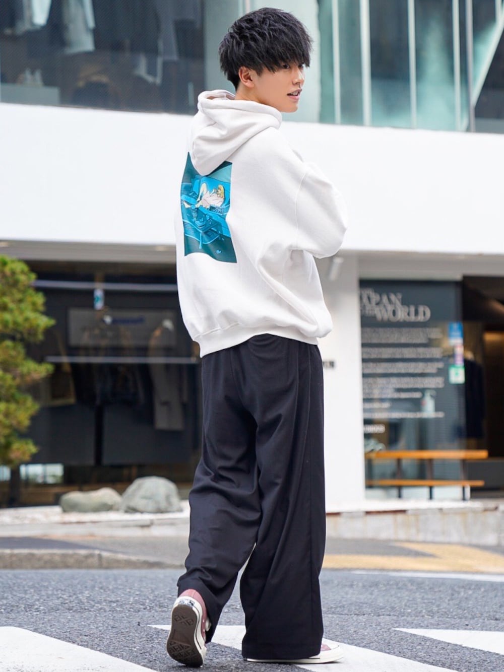 「バックプリント、ゆるコーデ、レトロ、パーカー、冬コーデ、スニーカー、ラフ、ワイドパンツ、ビッグシルエット、コンバース」｜「Adoon plainの【Adoon plain】エモガール裏起毛フーディー（パーカー、ホワイト系）」を使った、KAIさん（メンズ・183cm）の冬コーディネートの1枚目の写真
