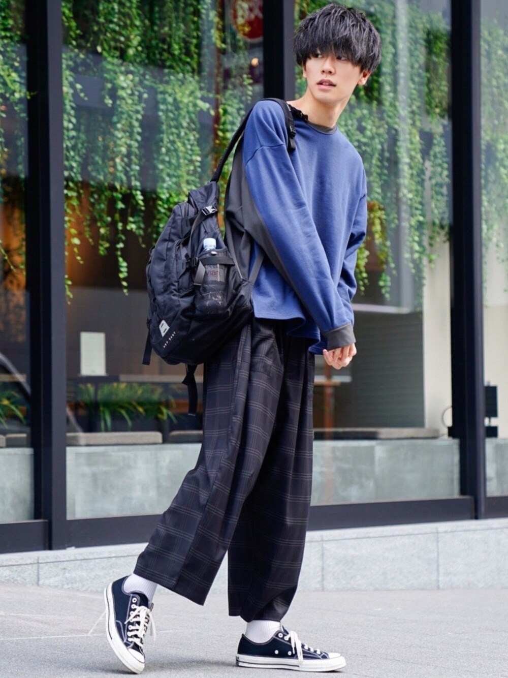 「大学生、通学、スニーカーコーデ、カジュアル、ワイドパンツ、スウェット、ネイビー、ブルー、チェックパンツ、ベイカーパンツ」｜「CASPER JOHNのCleric Dolman Shirts Sweat/クレリックドルマンシャツスウェット（スウェット、ブルー系）」を使った、KAIさん（メンズ・183cm）の冬コーディネートの1枚目の写真
