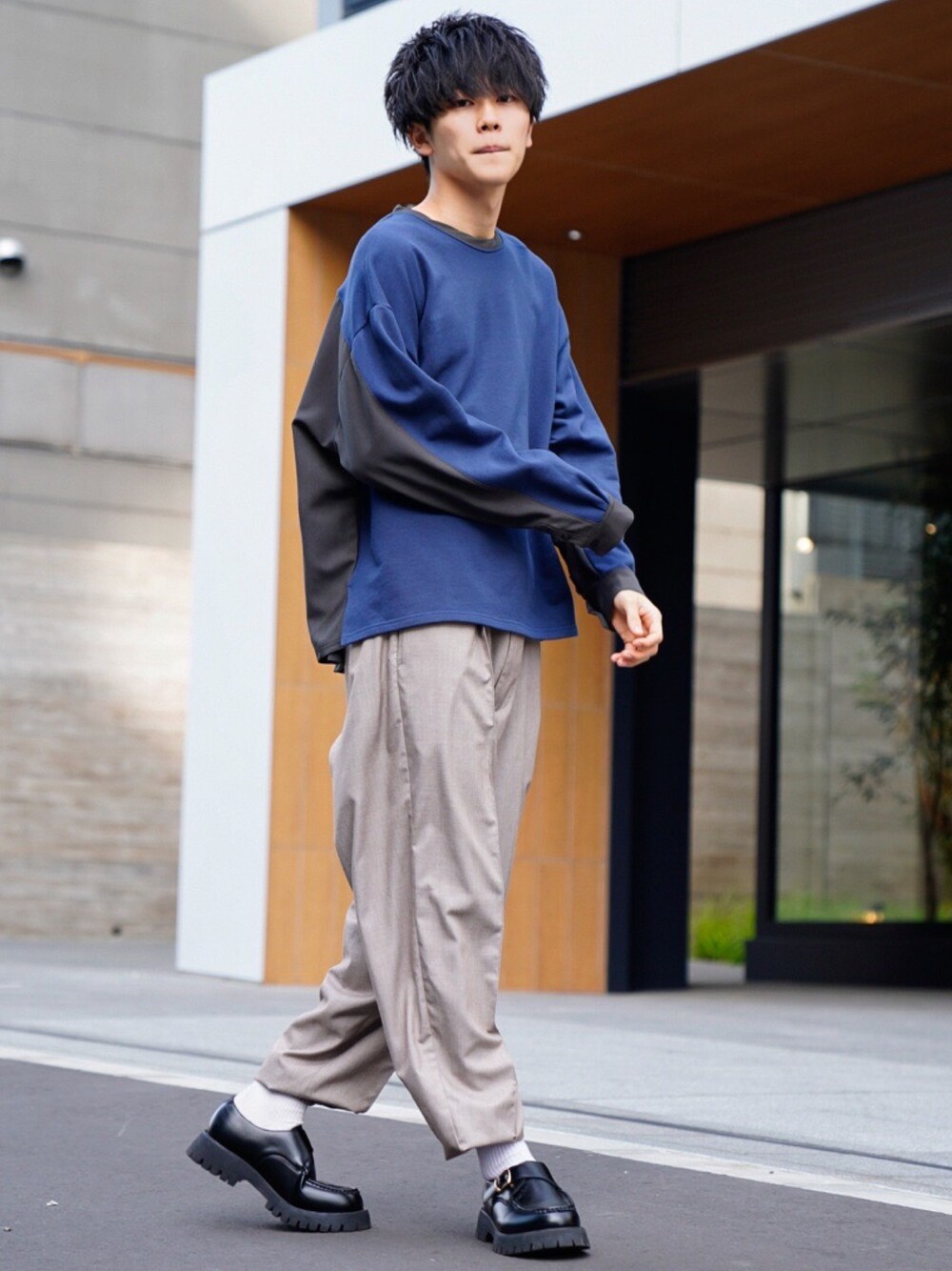 「春コーデ、春色、爽やかコーデ、スウェット、ネイビー、ブルー、カジュアル、バルーンパンツ、ワイドパンツ、革靴」｜「CASPER JOHNのCleric Dolman Shirts Sweat/クレリックドルマンシャツスウェット（スウェット、ブルー系）」を使った、KAIさん（メンズ・183cm）の冬コーディネートの1枚目の写真