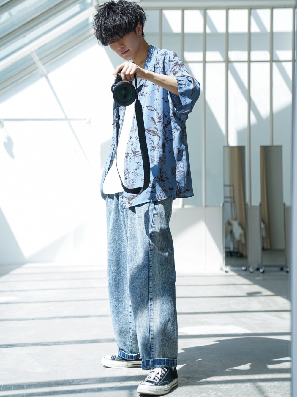 「柄シャツ、ブルー、青、ゆるコーデ、オープンカラーシャツ、シャツ、シャツスタイル、ワイドデニム、ロールアップ、ワントーンコーデ」｜「CASPER JOHNのVarious Dolman Shirts/バリアスドルマンシャツ（シャツ/ブラウス、ブルー系）」を使った、KAIさん（メンズ・183cm）の春コーディネートの1枚目の写真