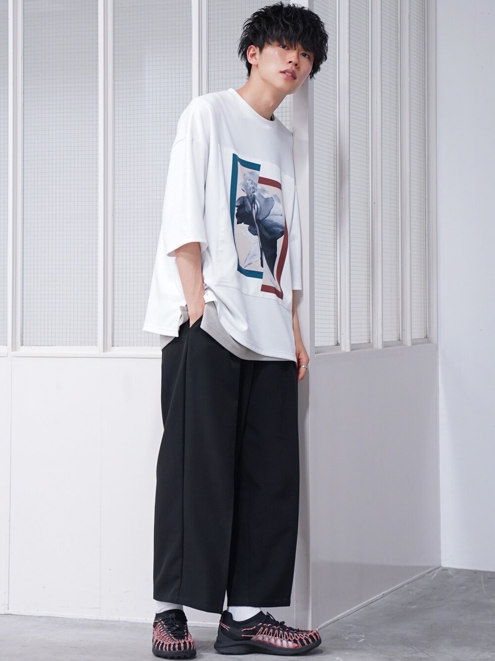「これが私をアゲる服、プリントT、グラフィックＴ、休日スタイル、カジュアル、ゆるコーデ、keen、サンダル、スニーカー、BEAMS」｜「CASPER JOHNのSublimation Transfer Graphic Big T-shirts/サブリメイショントランスファーグラフィックビッグT（Tシャツ/カットソー、ホワイト系）」を使った、KAIさん（メンズ・183cm）の春コーディネートの1枚目の写真