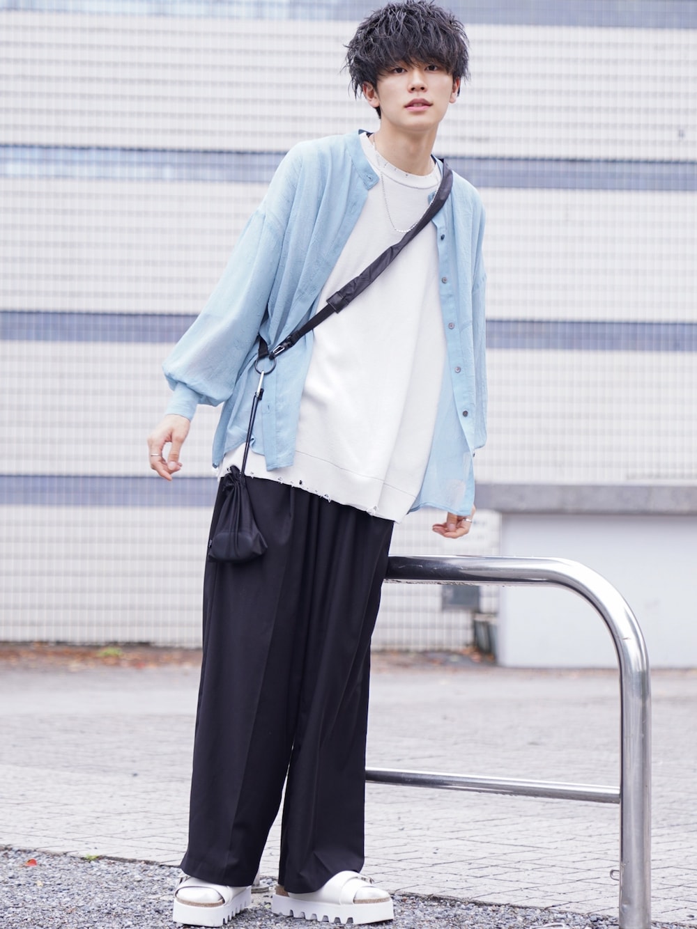 「これが私をアゲる服、シアーシャツ、シアー、シースルー、バンドカラーシャツ、バンドカラー、ダメージニット、サマーニット、ショルダーバッグ、夏」｜「Happy Johnのヨークシアーシャツ（シャツ/ブラウス、ブルー系）」を使った、KAIさん（メンズ・183cm）の春コーディネートの1枚目の写真