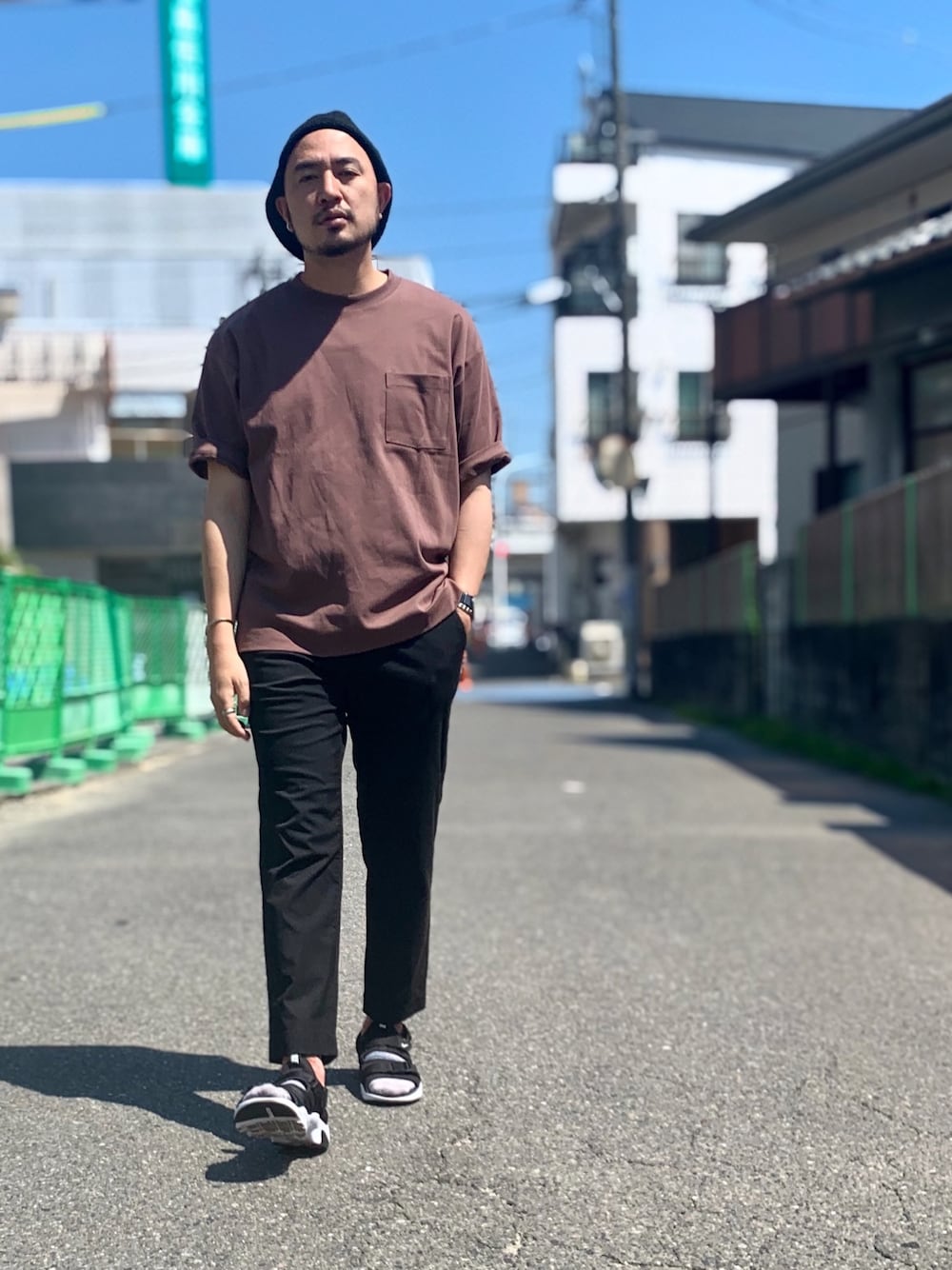 「カジュアル、ゆるコーデ、きれいめカジュアル、夏、ブラック、summer、Tシャツ、黒スキニー、シンプル、カジュアルコーデ」｜「CIAOPANIC TYPYのコットンシルケットTee（Tシャツ/カットソー、ブラウン系）」を使った、Yusuke Tanakaさん（メンズ・173cm）の春コーディネートの1枚目の写真