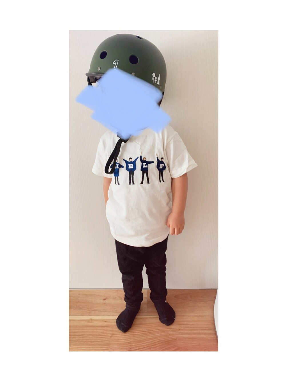 ホワイト系のTシャツ/カットソー、ブラック系のレギンス/スパッツ、ブラック系のソックス/靴下を着用したキッズの秋コーディネートの1枚目の写真