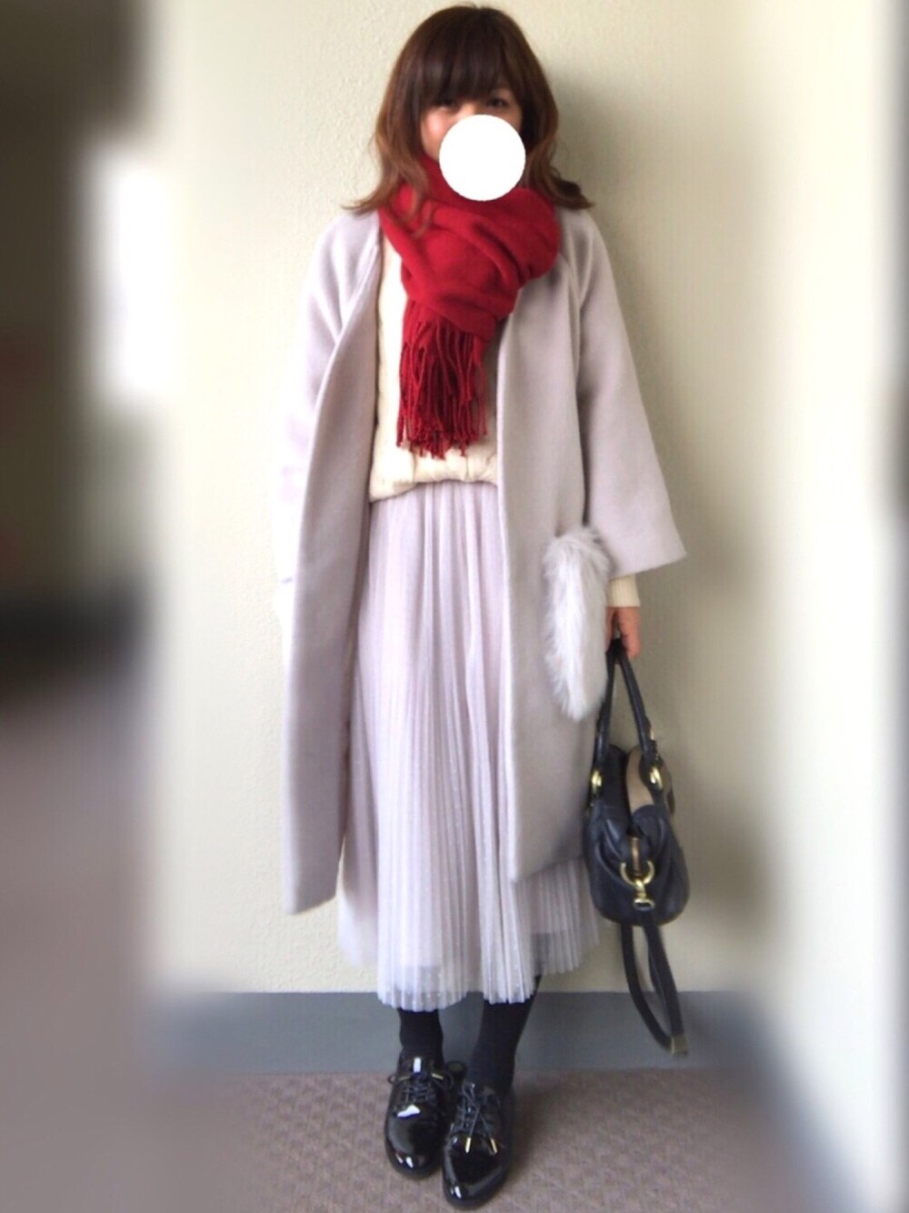「シンプル、冬コーデ、プチプラコーデ、チュールスカート、ドット、ドレスシューズ、白ニット、ノーカラーコート」｜「GLOBAL WORKのレースアップシューズ/777651（ドレスシューズ、ブラック系）」を使った、U.さん（レディース・155cm）の冬コーディネートの1枚目の写真