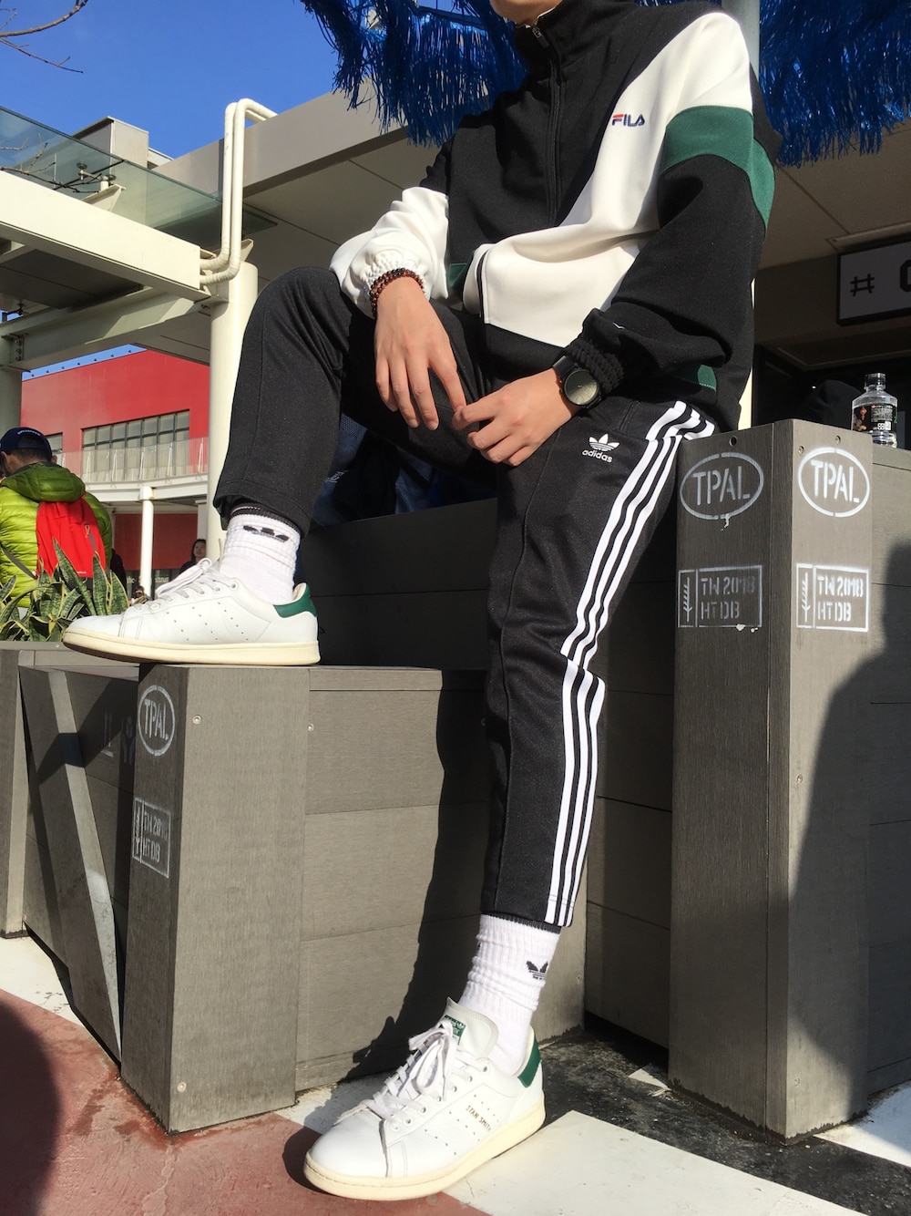 「#ootd、adidas originals、stan smith、FILA、KOMONO.、三井outlet」｜「adidas Originalsのアイテム（チノパンツ、ブラック系）」を使った、Eason_Luさん（メンズ・170cm）の冬コーディネートの1枚目の写真
