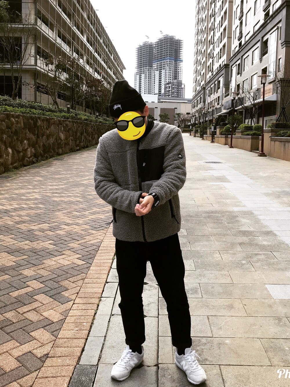 グレー系のその他アウター、シルバー系のスニーカー、ブラック系のデニムパンツを着用したメンズの冬コーディネートの1枚目の写真