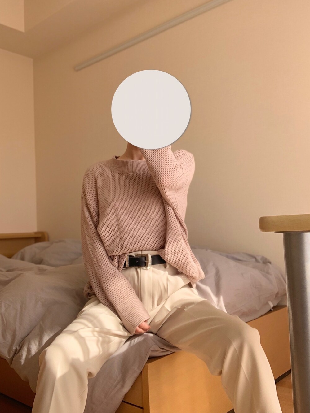 「はるコーデ、春コーデ、メッシュニット、メッシュトップス、パンツスタイル、淡色コーデ、淡色女子、ワントーンコーデ」｜「JEANASISの7Gメッシュボートネックプルオーバー/880767（ニット/セーター、ベージュ系）」を使った、nebaさん（レディース・155cm）の春コーディネートの1枚目の写真