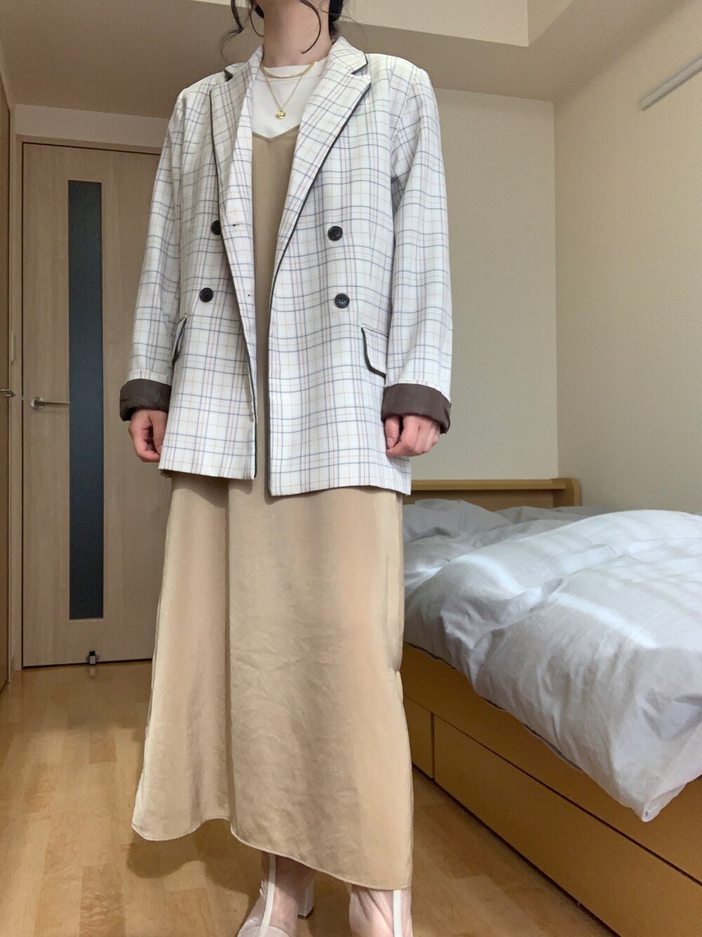 「春夏コーデ、サテンワンピース、キャミワンピ、UNIQLO、UNIQLO U、TINA:JOJUN」｜「TINA：JOJUNのアイテム（ジャケット/アウター、ベージュ系）」を使った、nebaさん（レディース・155cm）の春コーディネートの1枚目の写真