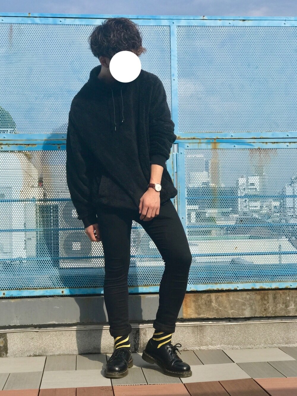 「ブラックコーデ、ボア、黒スキニー、おしゃれさんと繋がりたい、革靴、ootd、プルオーバー、シンプル、ロールアップ」｜「RAGEBLUEのアイテム（その他トップス、ブラック系）」を使った、るいさん（メンズ・170cm）の秋コーディネートの1枚目の写真