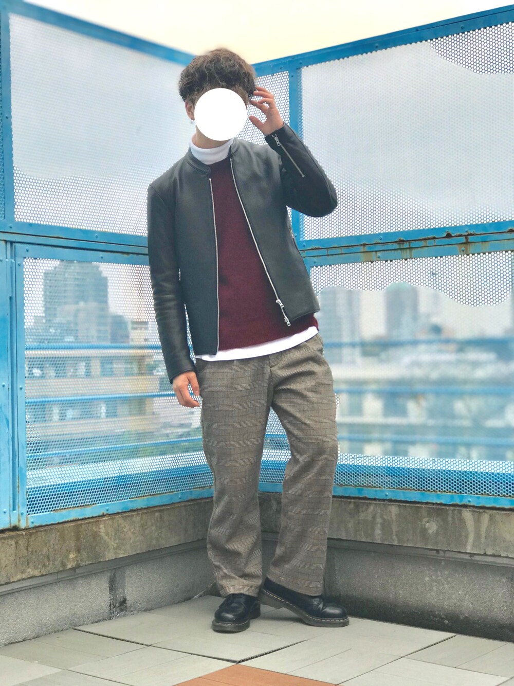 「冬、Dr.Martens、赤ニット、タートルネック、ライダース、きれいめカジュアル」｜「RAGEBLUEの【AGATA】ストレッチニットクルー/766313（ニット/セーター、レッド系）」を使った、るいさん（メンズ・170cm）の冬コーディネートの1枚目の写真