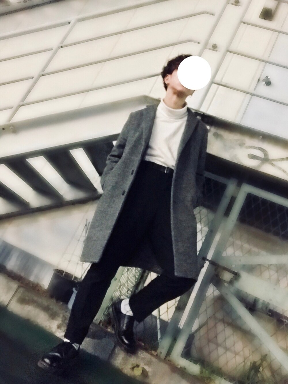 「冬、キレイめ、ootd、お洒落さんとつながりたい、チェスターコート、タートルネック、タックイン、革靴、グレンチェック」｜「RAGEBLUEのメリノウール柄チェスターコート/750661（チェスターコート、グレー系）」を使った、るいさん（メンズ・170cm）の冬コーディネートの1枚目の写真