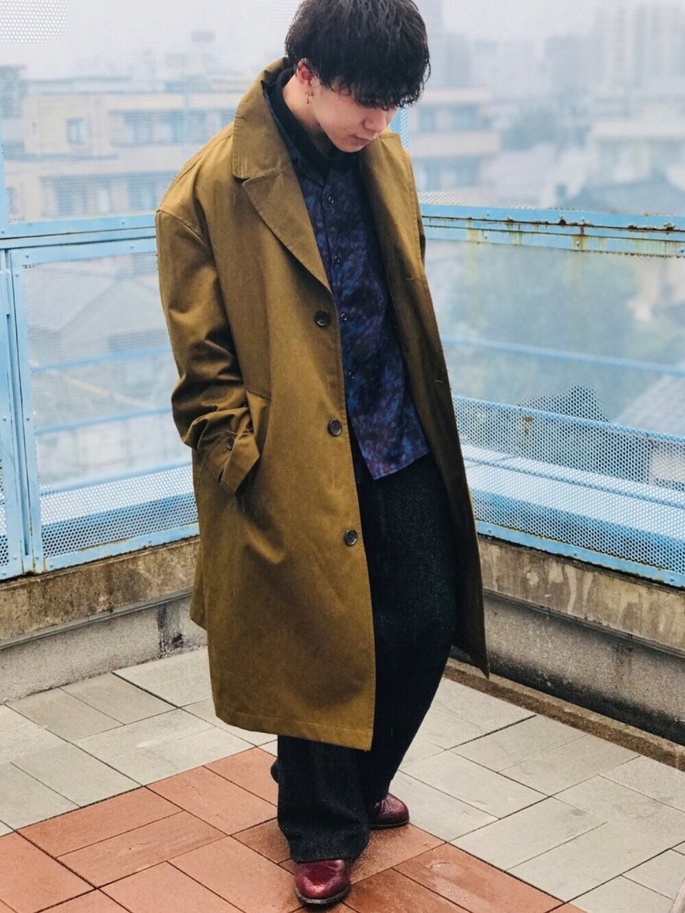 「ootd、ビッグシルエット、ツイード、ワイドパンツ、タートルネック、さし色、オーバーサイズ、おしゃれさんと繋がりたい、雪の日、カーキ」｜「RAGEBLUEの裏起毛スウェットタートル/773877（スウェット、ブラック系）」を使った、るいさん（メンズ・170cm）の冬コーディネートの1枚目の写真