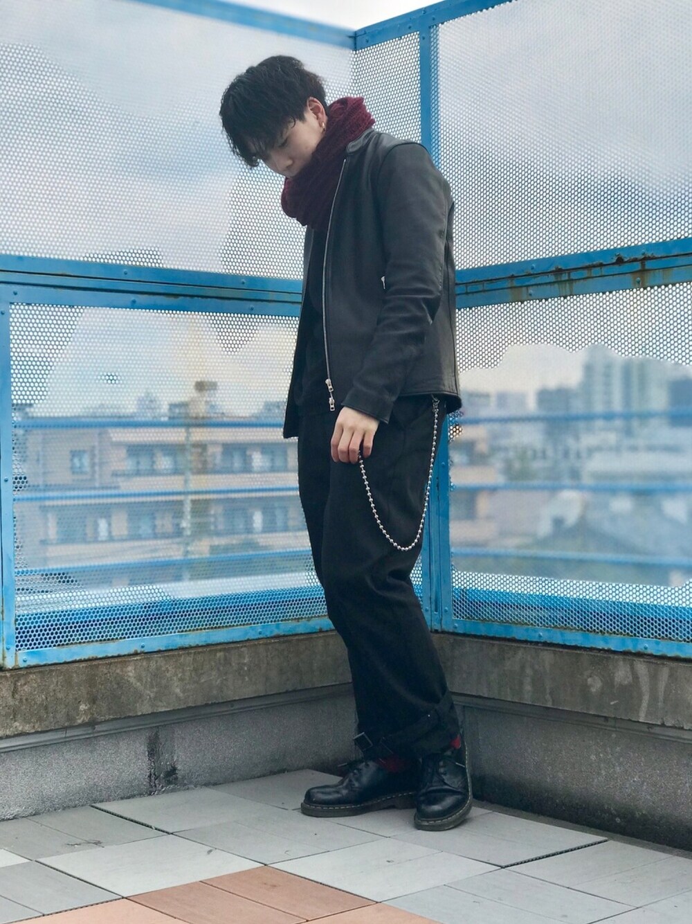 「シンプル、冬、ブラックコーデ、大学生、ライダース、ドクターマーチン、fashion、お洒落さんとつながりたい、ボルドー」｜「WEGOのWEGO/ボリュームスヌード（ネックウォーマー/スヌード、レッド系）」を使った、るいさん（メンズ・170cm）の冬コーディネートの1枚目の写真