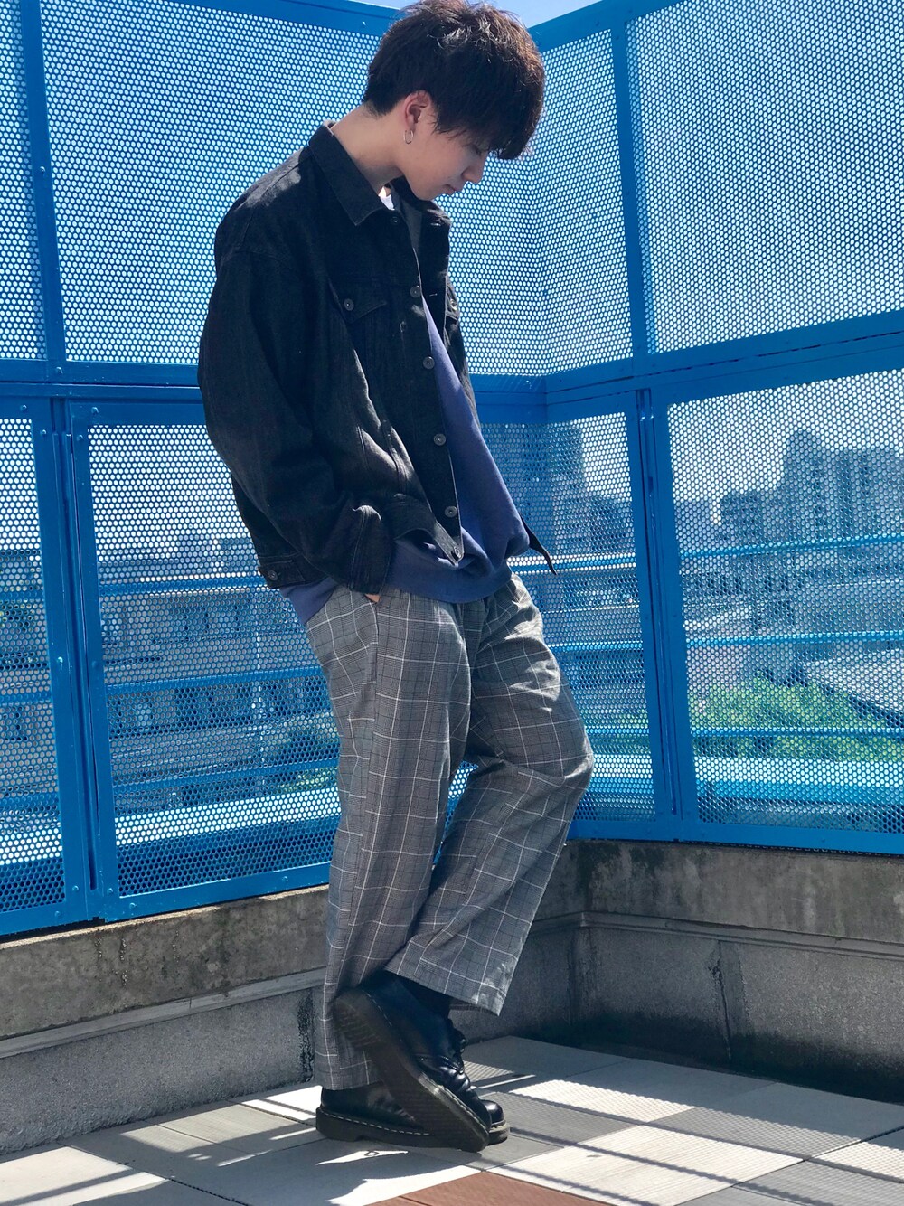 「アイラブメンズライク、春コーデ、グレンチェック、おしゃれさんと繋がりたい、カジュアルコーデ、ゆるコーデ、ジージャン、Dr.Martens、革靴、ビッグシルエット」｜「RAGEBLUEのドロップデニムGジャン/767387（デニムジャケット、ブラック系）」を使った、るいさん（メンズ・170cm）の春コーディネートの1枚目の写真