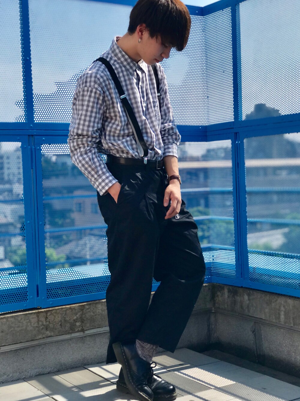 「シャツスタイル、ワイドパンツ、きれいめカジュアル、サスペンダー、いいね、save、フォローお願いします🤑、おしゃれさんと繋がりたい、はるコーデ、ギンガムチェック、ダニエルウェリントン、ベルト」｜「RAGEBLUEのブロードギンガムチェックシャツ/789002（シャツ/ブラウス、グレー系）」を使った、るいさん（メンズ・170cm）の春コーディネートの1枚目の写真