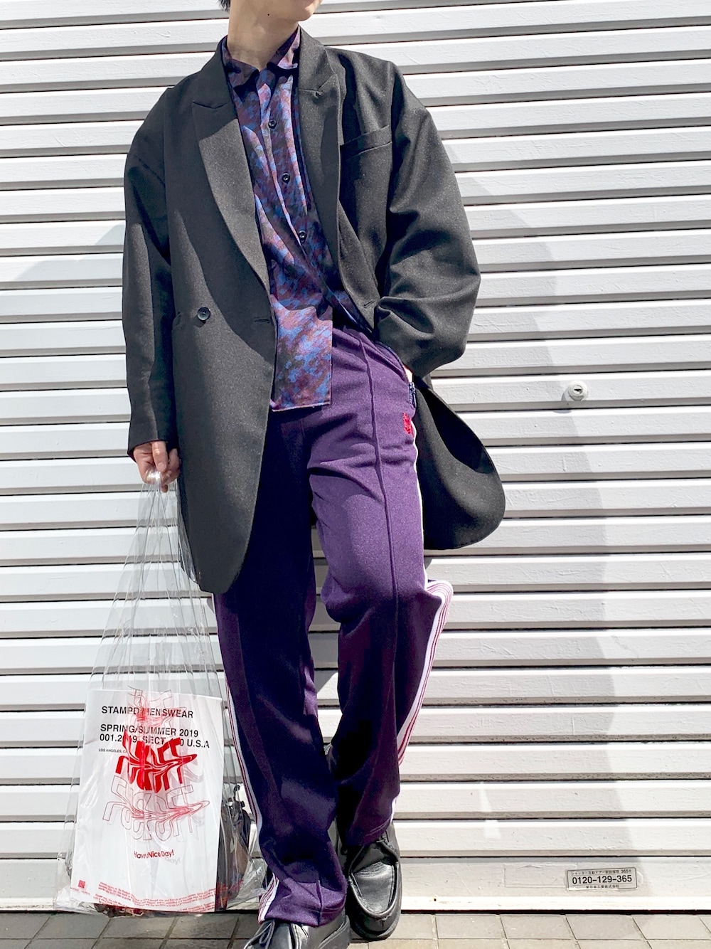 「キレイめ、スポーツミックス、モード、ビッグシルエット、はるコーデ、おしゃれさんと繋がりたい、パープル、トラックパンツ、ガラシャツ、クリアバッグ」｜「HAREのダブルテーラードジャケット(HARE)（テーラードジャケット、ブラック系）」を使った、るいさん（メンズ・170cm）の春コーディネートの1枚目の写真
