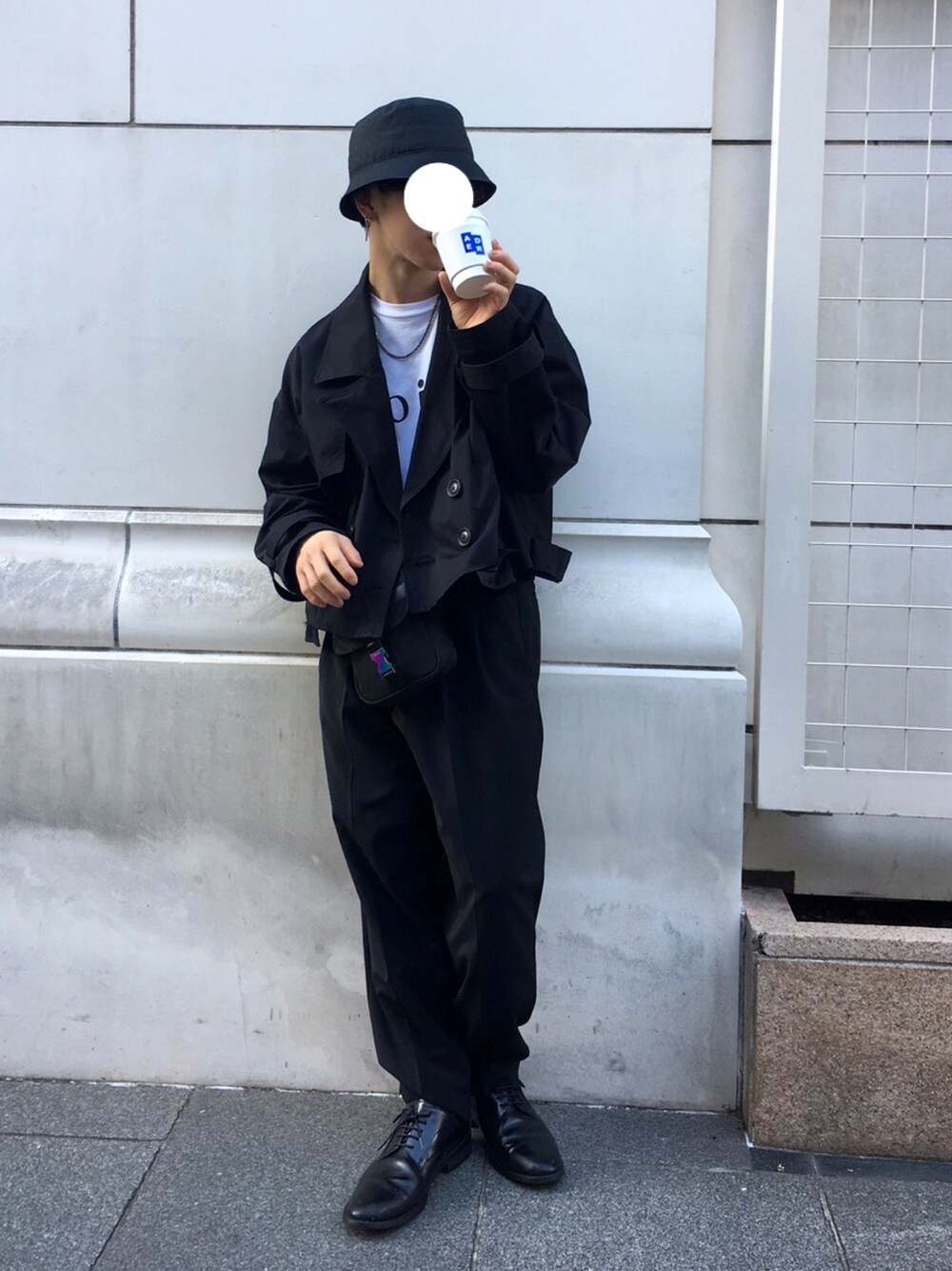 「シンプル、おしゃれさんと繋がりたい、モノトーン、キレイめ、モード、ショートトレンチ、バケットハット、休日スタイル、ootd、秋コーデ」｜「ADER errorのアイテム（グラス/マグカップ/タンブラー、ホワイト系）」を使った、るいさん（メンズ・170cm）の秋コーディネートの1枚目の写真