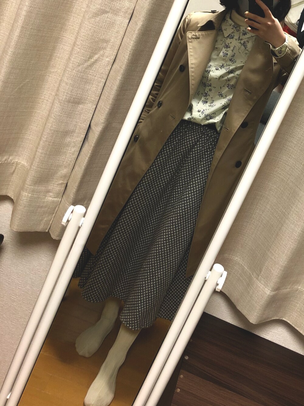 「タートルネック、ZARA、花柄シャツ、白タイツ、トレンチコート」｜「BEAMS BOYのアイテム（スカート、ブラック系）」を使った、mokakudamonoさん（レディース・160cm）の冬コーディネートの1枚目の写真