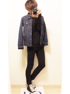 デニムジャケットを使った「青×黒」の人気ファッションコーディネート 