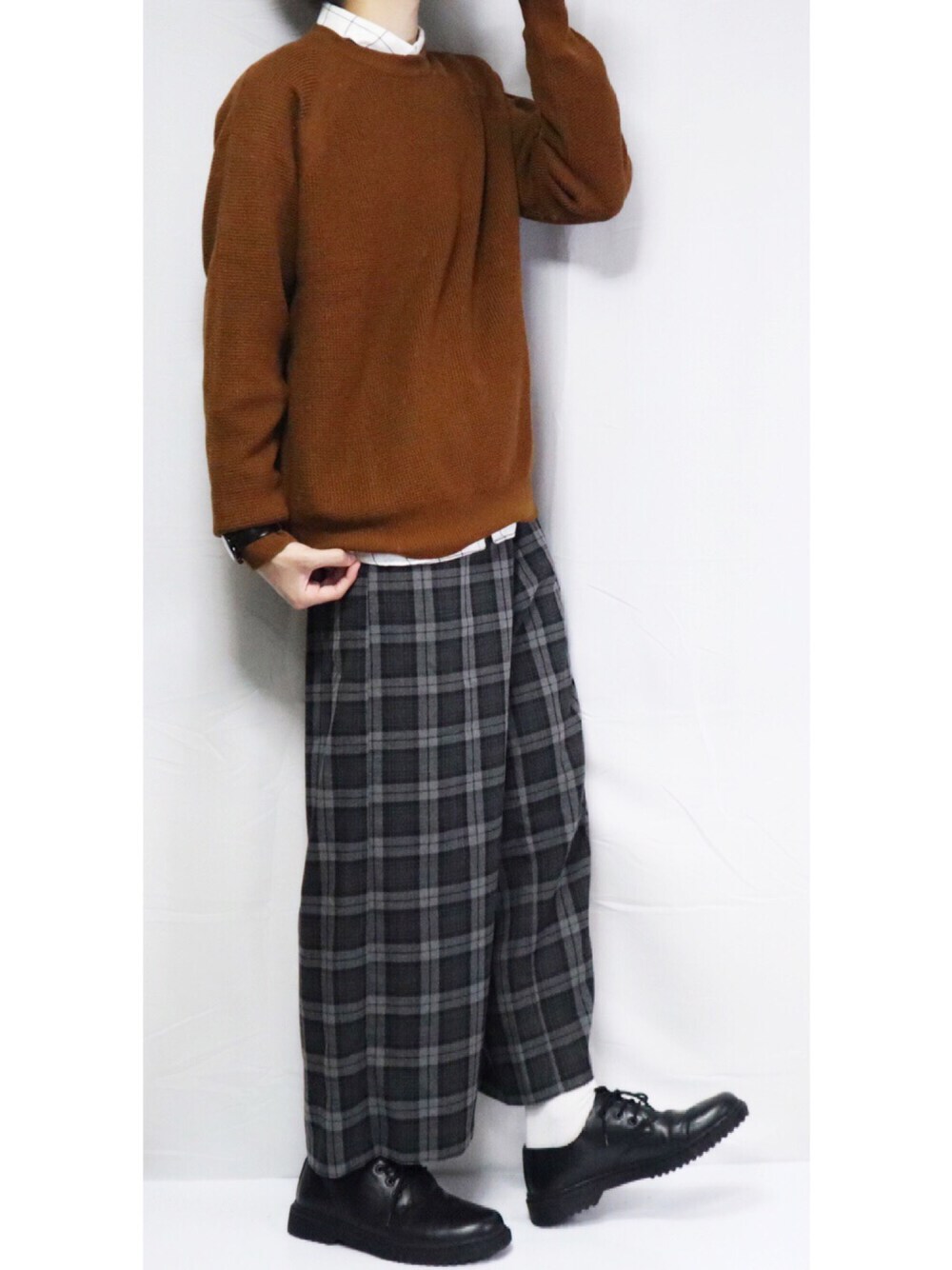 「秋服、ブラウンニット、シャツスタイル、オトナカジュアル、チェックパンツ、チェックシャツ、白ソックス、GUコーデ、ゆるコーデ、GU」｜「GUのアイテム（ニット/セーター、ブラウン系）」を使った、taiさん（メンズ・179cm）の秋コーディネートの1枚目の写真