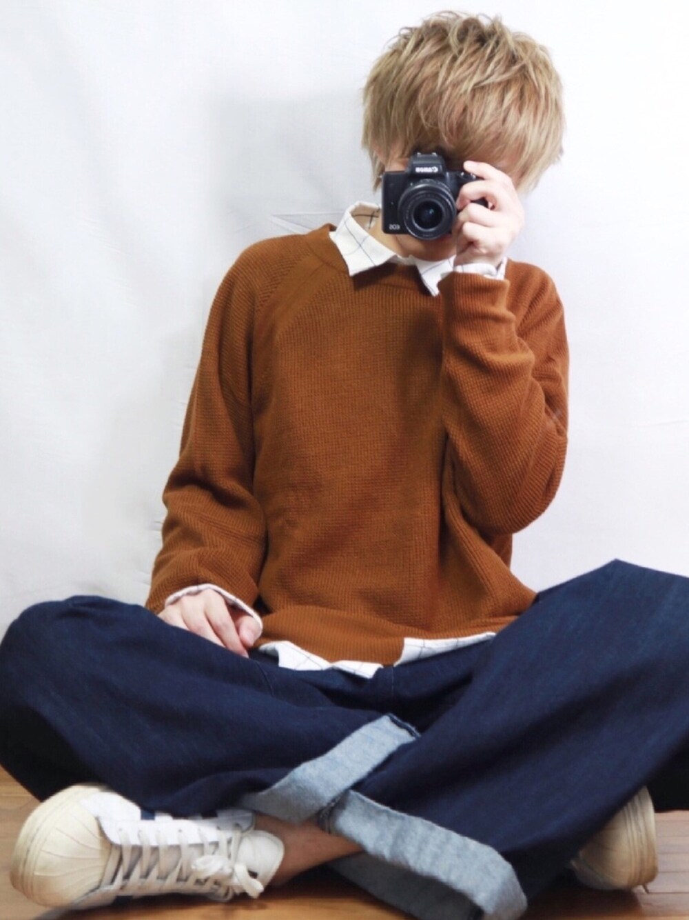 「シャツ×ニット、シャツスタイル、ブラウンニット、チェックシャツ、ワイドデニム、GU、GUコーデ、ゆるコーデ、シンプルコーデ、ワイドパンツ」｜「GUのアイテム（ニット/セーター、ブラウン系）」を使った、taiさん（メンズ・179cm）の秋コーディネートの1枚目の写真