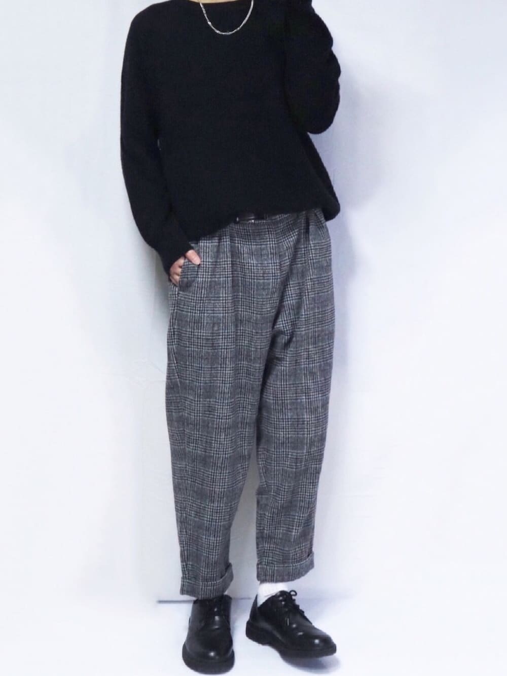 「モノトーン、チェックパンツ、グレンチェック、タックイン、ウエストイン、GU、白ソックス、プチプラコーデ、黒ニット、ゆるコーデ」｜「🔥YouTube🔥のアイテム（その他、その他）」を使った、taiさん（メンズ・179cm）の冬コーディネートの1枚目の写真