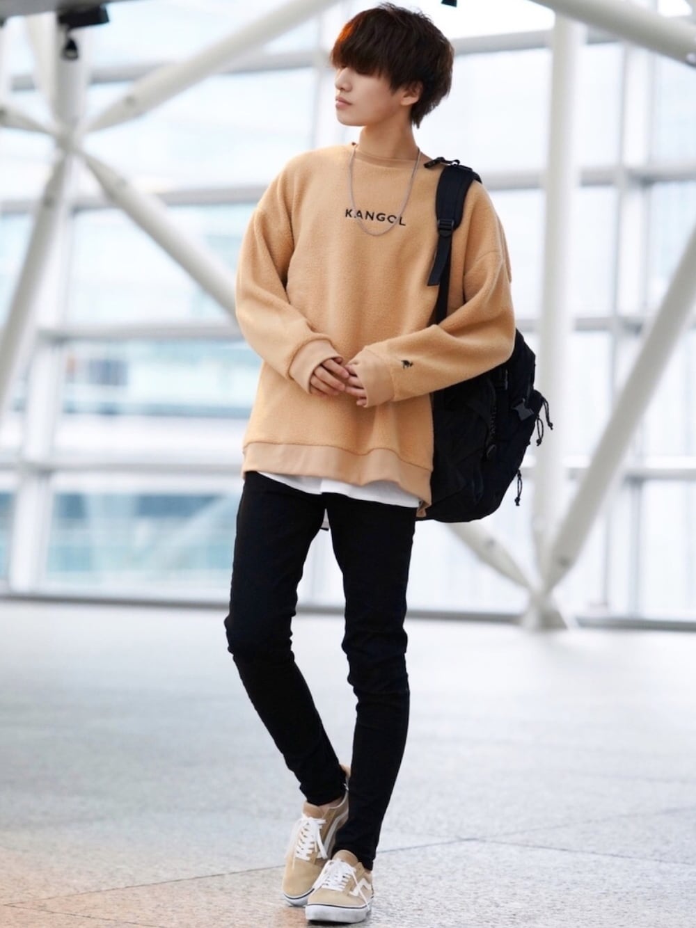 「ボア、スウェット、黒スキニー、ベージュ、シンプルコーデ、GU、冬コーデ、KANGOL、もこもこ、プチプラコーデ」｜「KANGOLのMONO-MART×KANGOL カンゴール ビッグシルエットボアクルーネックスウェット（スウェット、ベージュ系）」を使った、taiさん（メンズ・179cm）の秋コーディネートの1枚目の写真