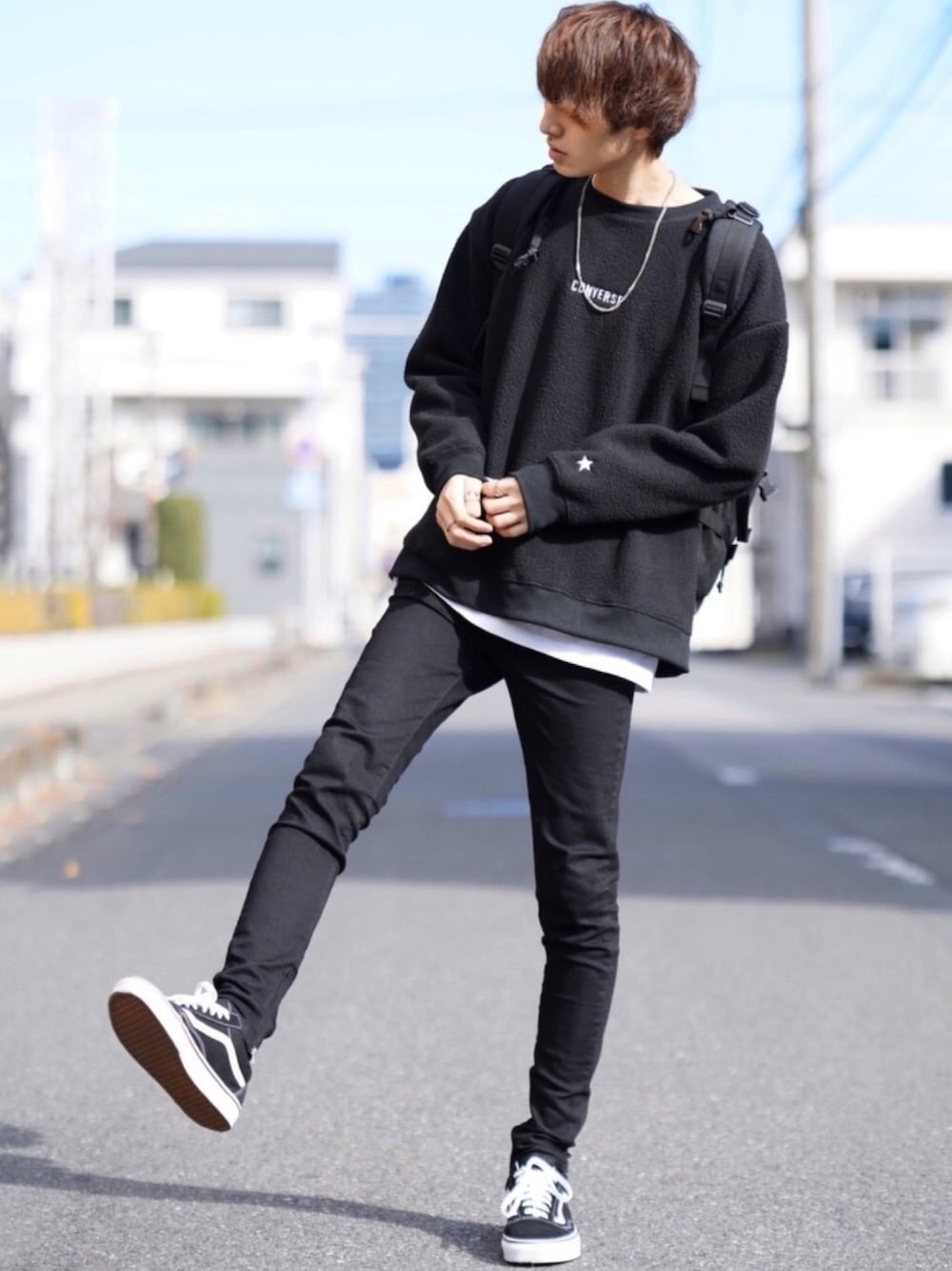 「もこもこ、converse、ボア、スウェット、モノトーン、黒スキニー、オールドスクール、VANS、GU、GUコーデ」｜「CONVERSEのCONVERSE コンバース 別注ロゴ刺繍 ビッグシルエット ボアクルーネックスウェット（スウェット、ブラック系）」を使った、taiさん（メンズ・179cm）の冬コーディネートの1枚目の写真