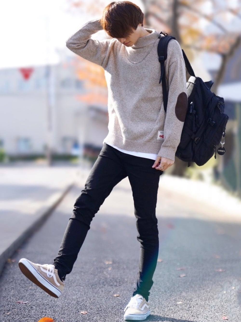 「ニット、セーター、韓国ファッション、レイヤードスタイル、黒スキニー、オールドスクール、ベージュ、大学生、スニーカー、GU」｜「BASQUE magentaの【BASQUE -enthusiastic design-】オーバーサイズ モックネック ニット セーター（ニット/セーター、ベージュ系）」を使った、taiさん（メンズ・179cm）の冬コーディネートの1枚目の写真