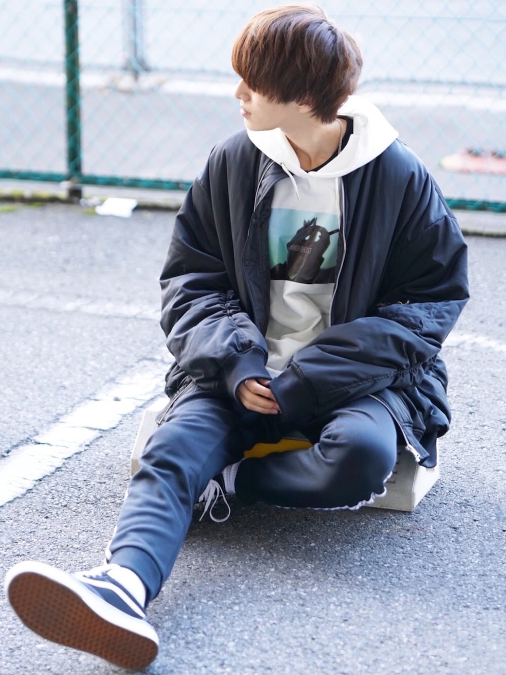 「年末WEAR感謝祭、ストリート、MA-1、モノトーン、パーカー、ラインパンツ、アディダス、トラックパンツ、ジャージ、オールドスクール」｜「act'mのact'm ビッグシルエット MA-1 中綿ウィンターブルゾン（MA-1、ブラック系）」を使った、taiさん（メンズ・179cm）の冬コーディネートの1枚目の写真