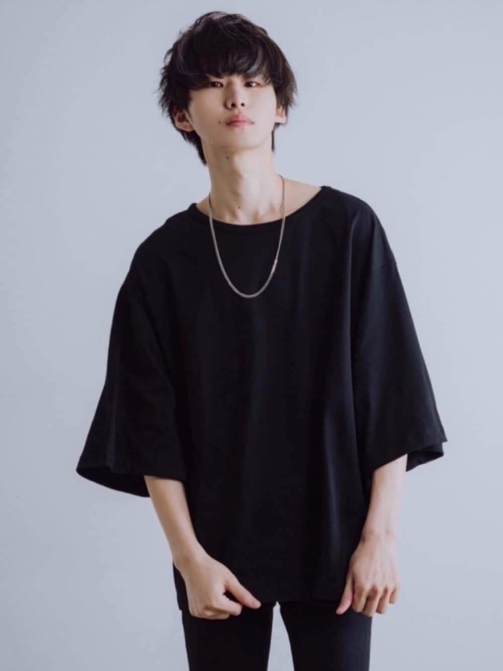 「シンプルコーデ、ゆるコーデ、ブラック、ブラックコーデ、オーバーサイズ、ビッグシルエット、ビッグT、プチプラ、デート、プチプラコーデ」｜「INTER FACTORYのWEARISTA tai × INTER FACTORY　ショルダージップスーパービッグTシャツ（Tシャツ/カットソー、ブラック系）」を使った、taiさん（メンズ・179cm）の夏コーディネートの1枚目の写真