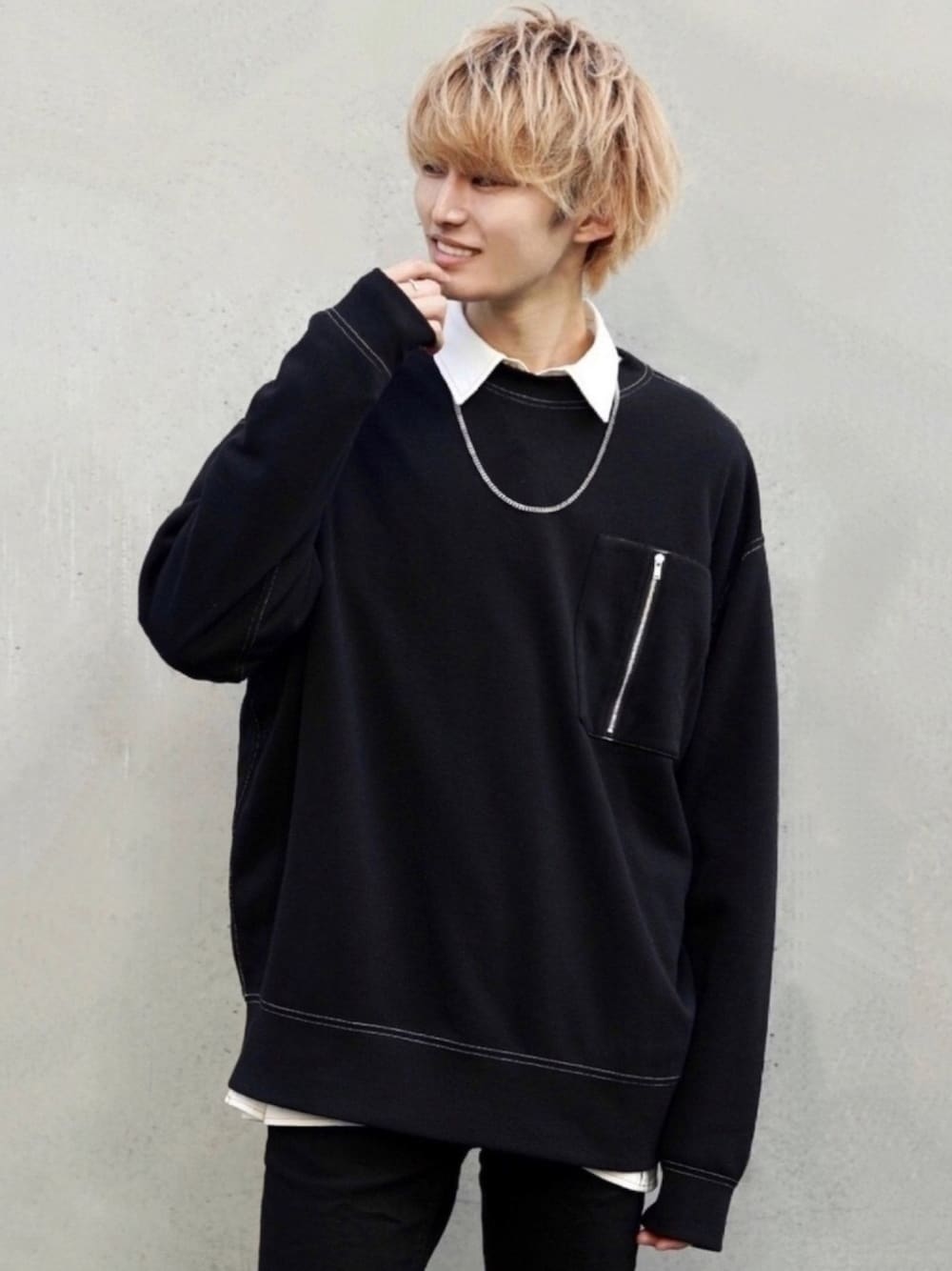 「秋のマイ旬スタイル、黒、ブラック、ブラックコーデ、シンプルコーデ、秋冬コーデ、秋コーデ、秋服、ゆるコーデ、スウェット」｜「anownのZIPポケット配色ステッチビッグ裏起毛スウェット【ファッションインフルエンサー tai×anown 限定コラボ】（スウェット、ブラック系）」を使った、taiさん（メンズ・179cm）の秋コーディネートの1枚目の写真