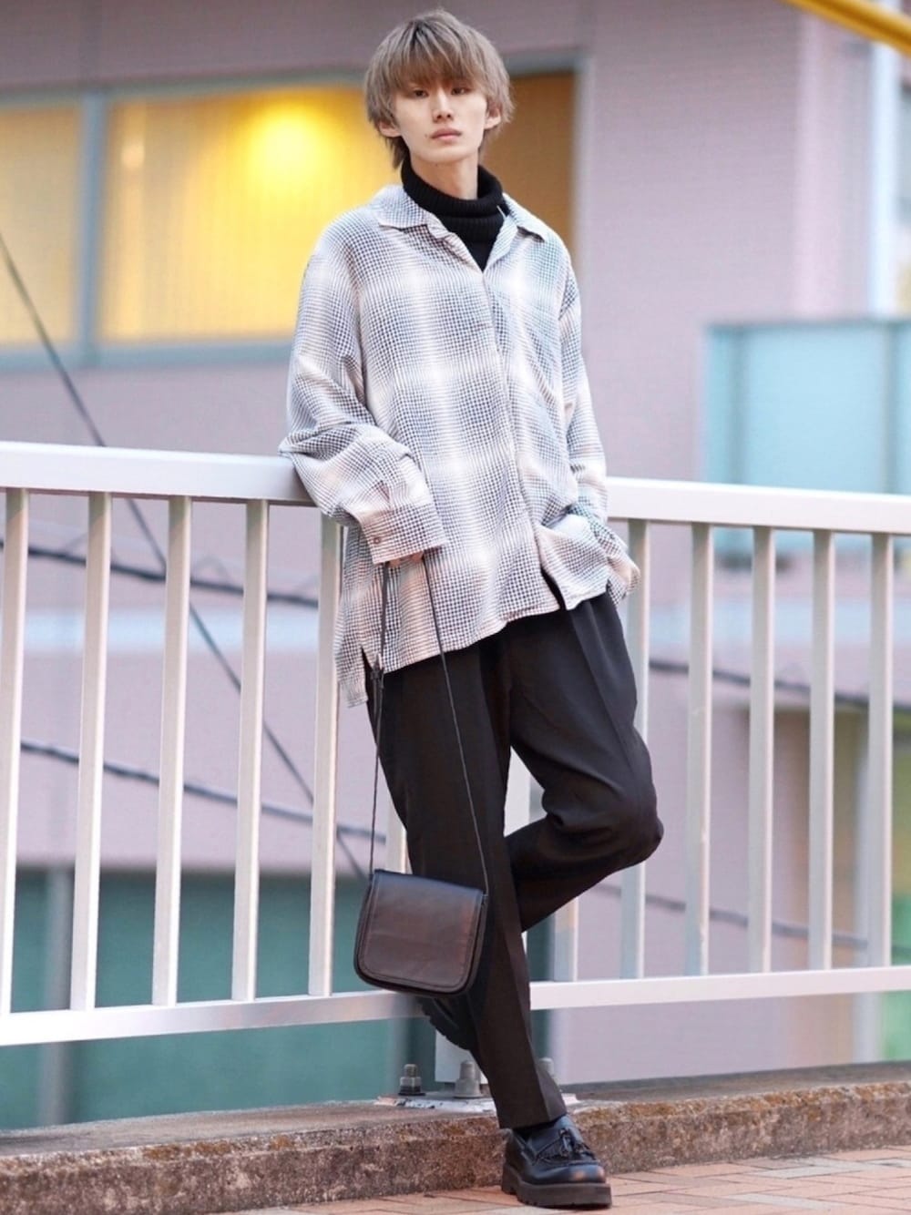 「秋コーデ、秋冬コーデ、秋服、ゆるコーデ、シンプル、シンプルコーデ、ブラック、スラックス、テーパードパンツ、黒」｜「DOOPZのDOOPZ シャドウチェックオープンカラーシャツ（シャツ/ブラウス、ホワイト系）」を使った、taiさん（メンズ・179cm）の秋コーディネートの1枚目の写真