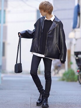 ライダースジャケットを使った「黒ニット」の人気ファッション
