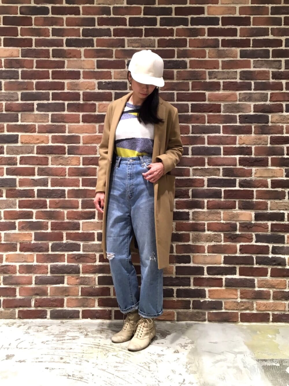 「ニット、チェスターコート、キャップ、レースアップブーツ、ダメージデニムパンツ、ボーイズデニム、アラフォー、オトナカジュアル」｜「FIL DE FERの11,5ozデニム ボーイズデニム（デニムパンツ、ブルー系）」を使った、tahara.さん（レディース・164cm）の冬コーディネートの1枚目の写真