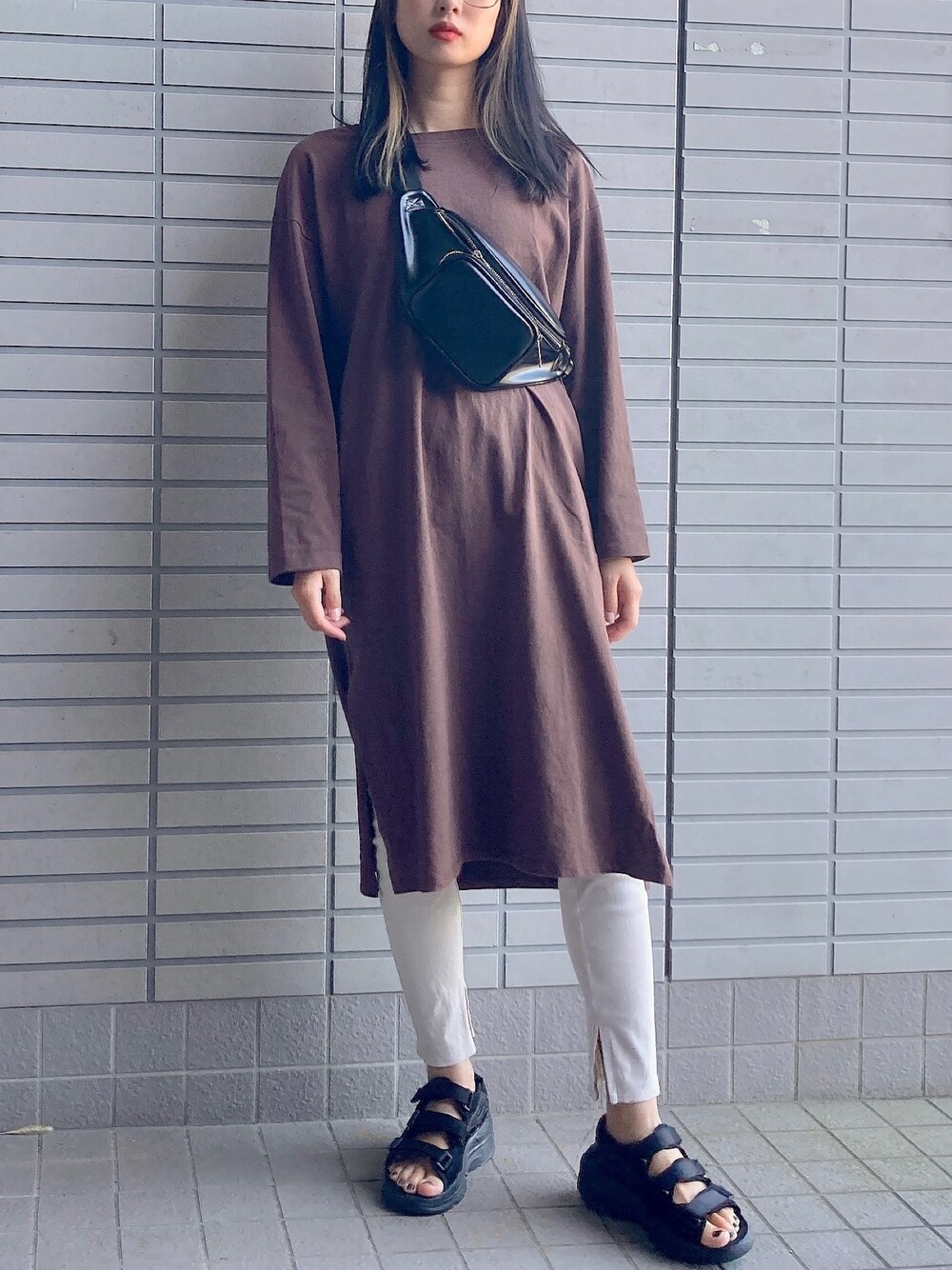 「秋のマイ旬スタイル、秋のコーデ、大人カジュアル、レザー、Fabby fabby、fabbyfabby.、厚底サンダル、ブラウンコーデ」｜「INGNIのサイドスリット／ロングワンピース（ワンピース、ブラウン系）」を使った、ʜᴀʀᴜᴋᴀさん（レディース・163cm）の秋コーディネートの1枚目の写真