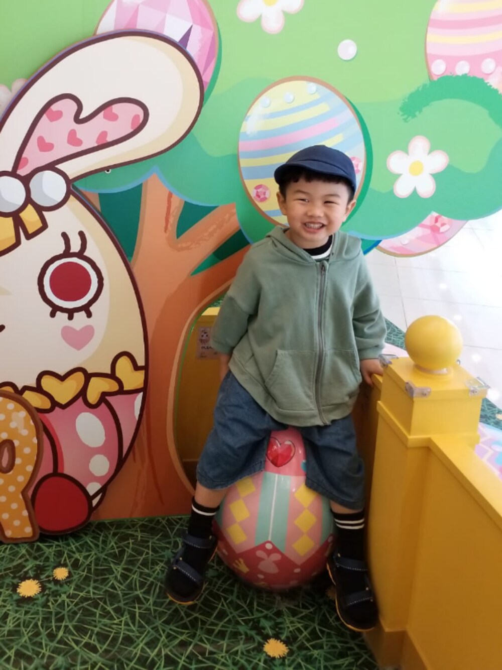 「Tevaのアイテム（ビーチサンダル、ブルー系）」を使った、Waki Hoさん（キッズ・110cm）の春コーディネートの1枚目の写真