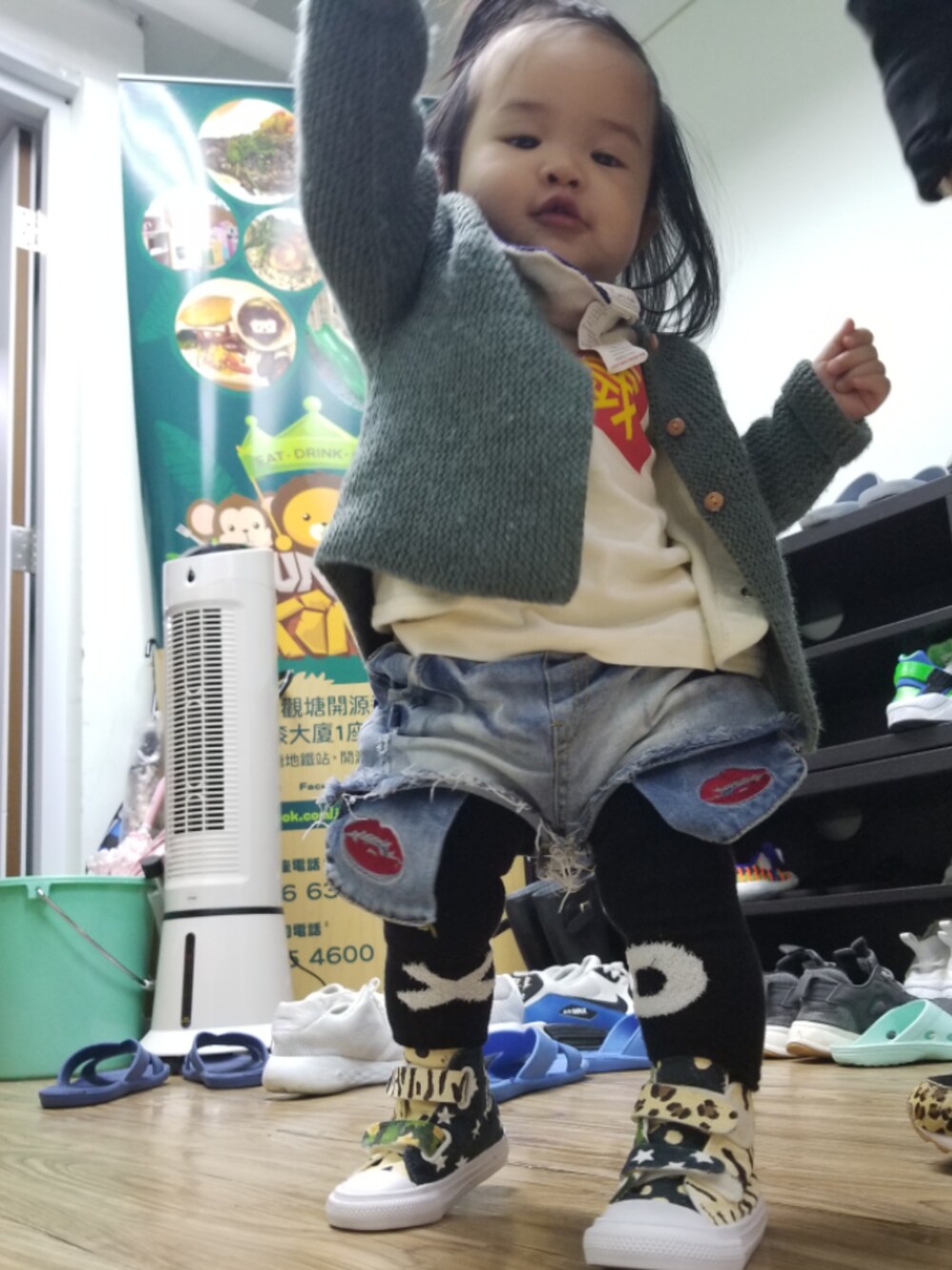 「custom converse、made by waki」｜「CONVERSEのアイテム（スニーカー、その他）」を使った、Waki Hoさん（キッズ・80cm）の春コーディネートの1枚目の写真