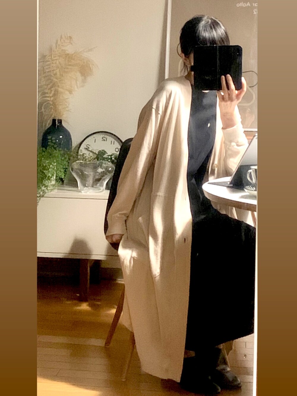 「ゆるコーデ、ワンピース、ロングカーディガン、ラクチンコーデ、部屋着、大人女子、50代ファッション、50代コーデ、高身長女子」｜「ZUCCaのコットンジャージィー（カーディガン/ボレロ、ホワイト系）」を使った、minako_1027さん（レディース・170cm）の冬コーディネートの1枚目の写真
