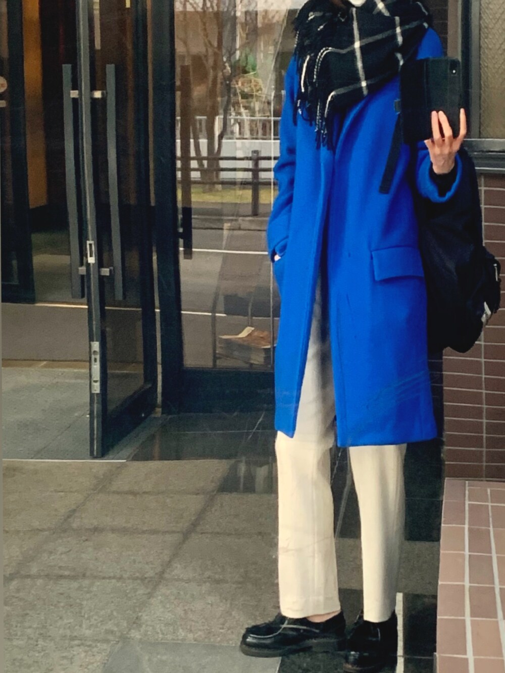 「大人カジュアル、オトナ女子、ストール、青、きれいめカジュアル、50代カジュアル、50代コーデ、50代ファッション、高身長女子、パンツスタイル」｜「Steven Alanのアイテム（パンツ、ホワイト系）」を使った、minako_1027さん（レディース・170cm）の冬コーディネートの1枚目の写真