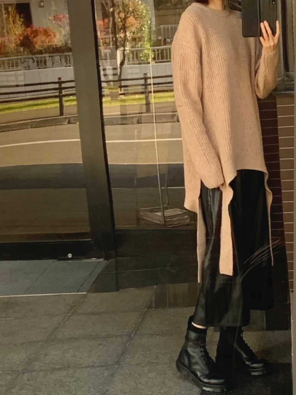 ピンク系のニット/セーター、ブラック系のパンツ、ブラック系のブーツを着用したレディースの冬コーディネートの1枚目の写真