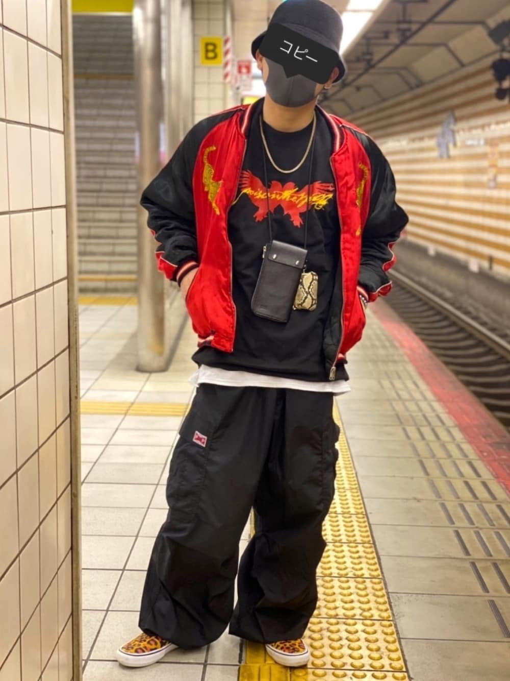 ブラック系のTシャツ/カットソー、ブラック系のその他パンツ、レッド系のスカジャンを着用したメンズの春コーディネートの1枚目の写真