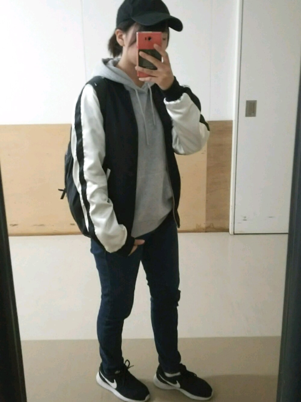 「勤務終わりにパシャリ📷、ストリート、モノトーン、ボーイッシュ、これでも女の子」｜「NIKEのNIKE / 3P COTTON  CUSHION QUARTER SOCKS（ソックス/靴下、ホワイト系）」を使った、はるみかんさん（レディース・163cm）の冬コーディネートの1枚目の写真