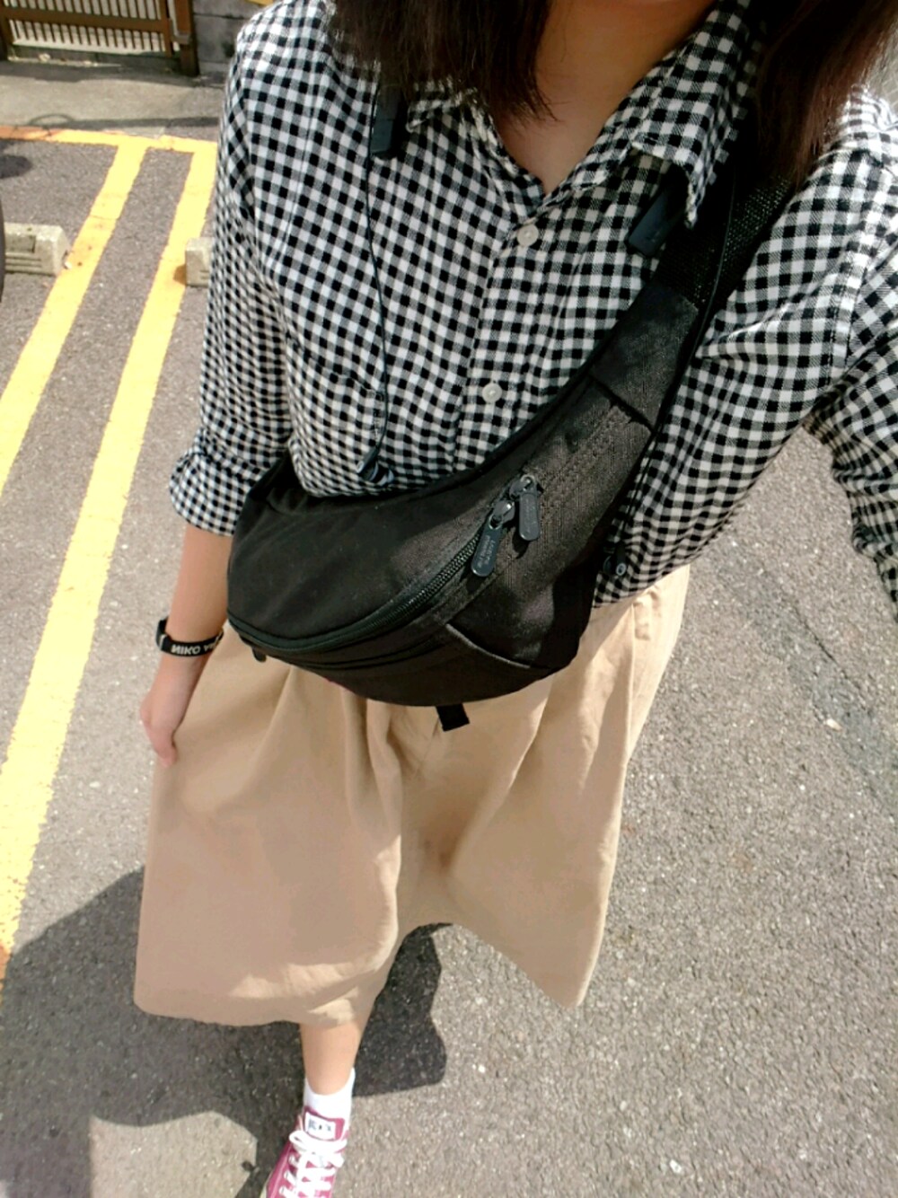「秋コーデ、ベージュ、converse、古着、古着MIX、古着好きな人と繋がりたい」｜「UNIQLOのWOMEN エクストラファインコットンブロードチェックシャツ（長袖）A＋E（シャツ/ブラウス、ブラック系）」を使った、はるみかんさん（レディース・163cm）の秋コーディネートの1枚目の写真