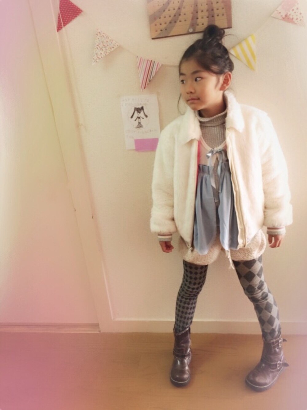 「ブーフーウー、kids、おんなのこ、もこもこ、モコモコアウター、ブロックチェック、休日スタイル、小学生」｜「BOOFOOWOOのガールズベスト Jr.（ベスト、ホワイト系）」を使った、SENAさん（キッズ・135cm）の冬コーディネートの1枚目の写真