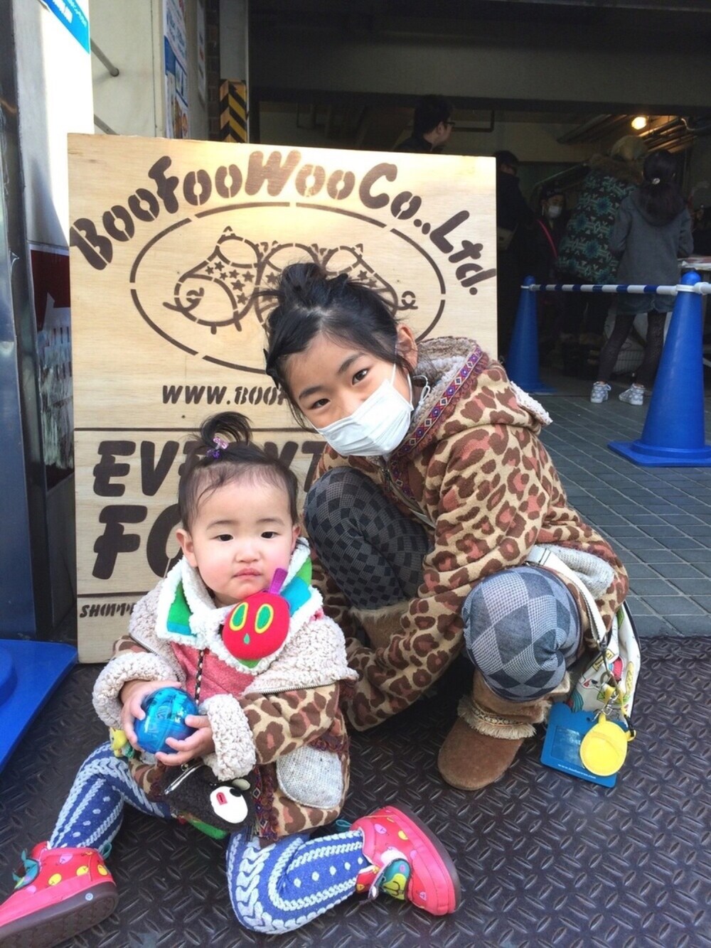 「キッズコーデ、女の子、ひょう柄、ブーフーウー、ブーフーウーWEARコンテスト、姉妹コーデ、赤ちゃんコーデ、おそろいコーデ」｜「One deux booのフード付きジャケット　ヒョウ柄（その他アウター、ブラウン系）」を使った、SENAさん（キッズ・133cm）の冬コーディネートの1枚目の写真