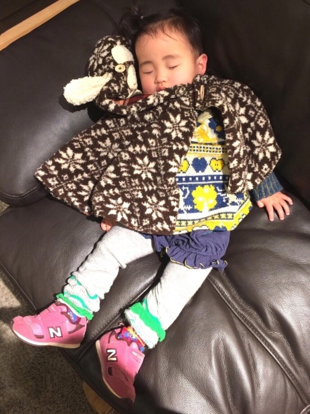 「ブーフーウー、ブーフーウー過去物、赤ちゃん、おんなのこ、スニーカー、1歳、kids、キッズコーデ」｜「One deux booのもこもこひつじポンチョ（レインコート/ポンチョ、ブラウン系）」を使った、SENAさん（キッズ・80cm）の冬コーディネートの1枚目の写真